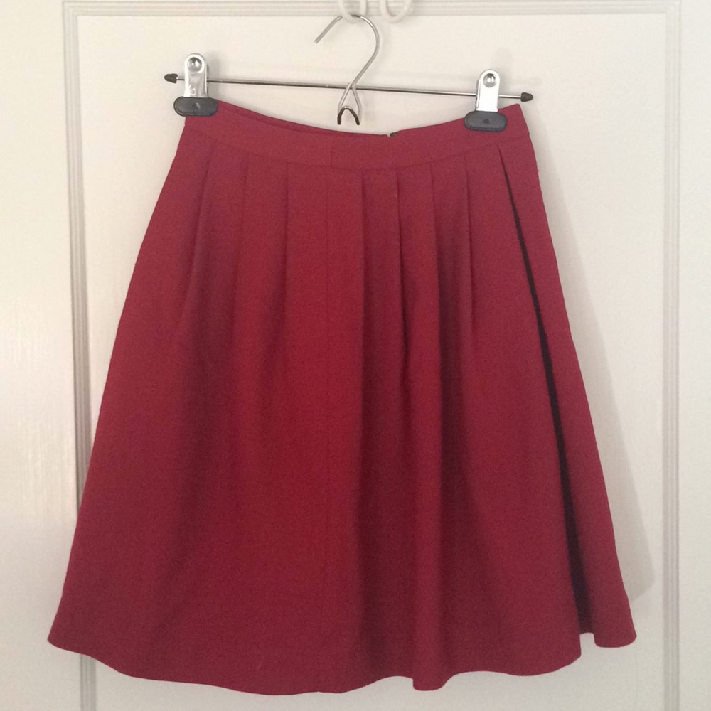 Pleated red skirt- UNIQLO